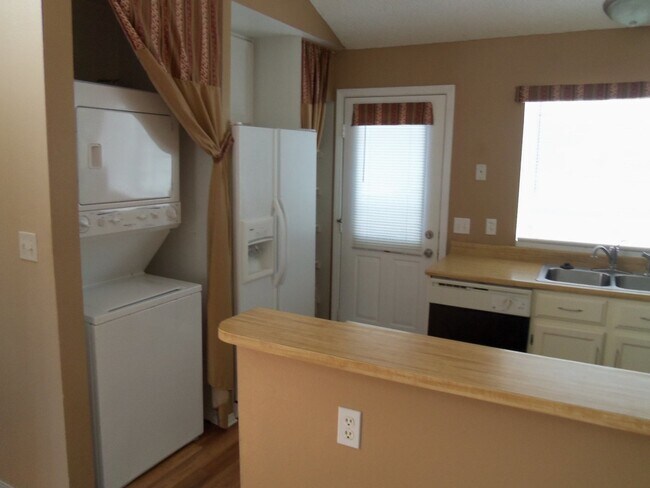 Building Photo - Great Littleton Location! 2 bedroom, 1 bat...