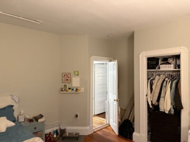 Building Photo - Allston 4.5 Bed  2 Bath - 9/1