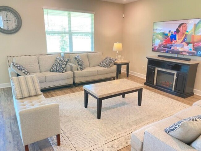 Building Photo - Beautiful 4 Bedroom Home in Amazing Wesley...