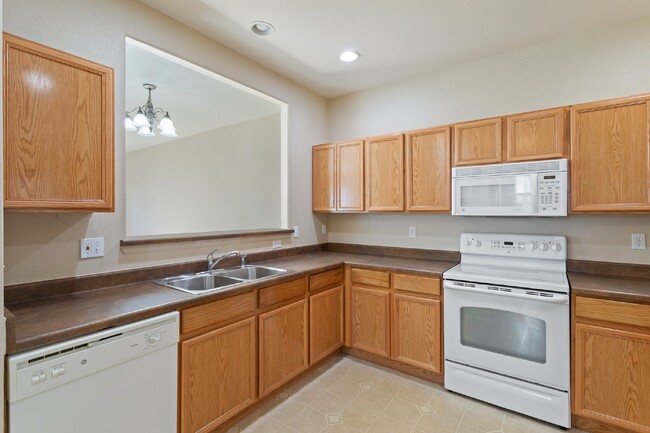 Building Photo - Double Primary Suite Townhome 2 bed, 2.5 b...