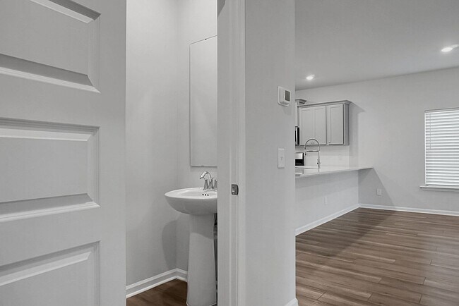 Building Photo - 5 Bedroom, 3.5 Bath, Beautiful Summerville Home, Master on Main