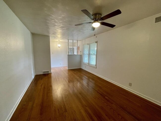 Building Photo - 1205 College Oaks Dr