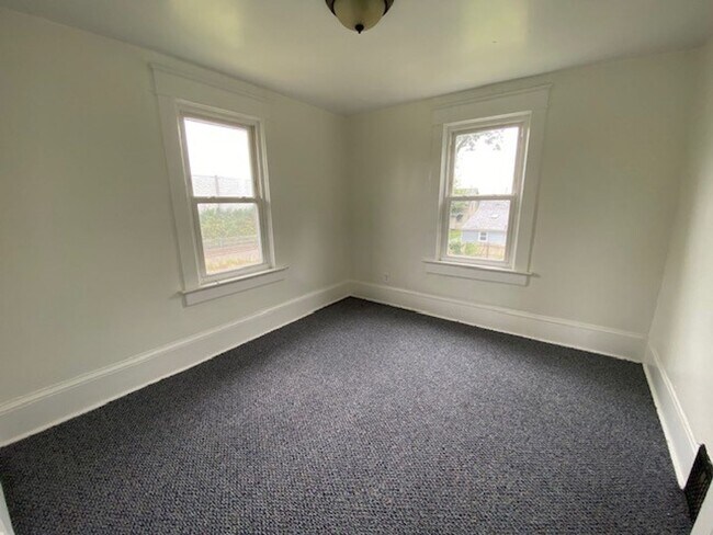 Building Photo - 580 Inman St