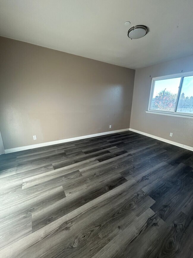 Building Photo - Spacious 4bed/3bath House for rent