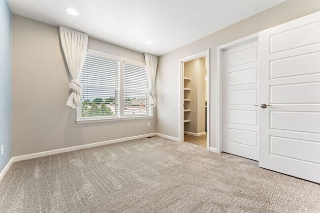 Building Photo - Modern End Unit in the Meadows!