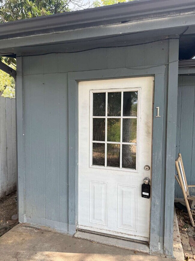 Building Photo - One Bedroom Apartment Close to 410 & 87