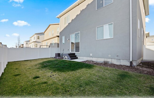 Building Photo - Cute 4-Bedroom Home in Vineyard!