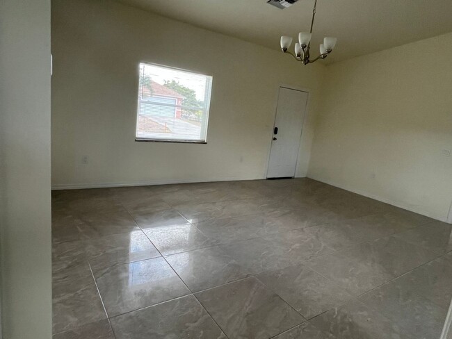 Building Photo - 3br 2 ba Awesome Location off Sunshine Blvd