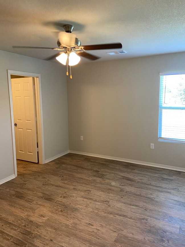 Building Photo - *Pre-leasing* Three Bedroom | Two Bathroom...