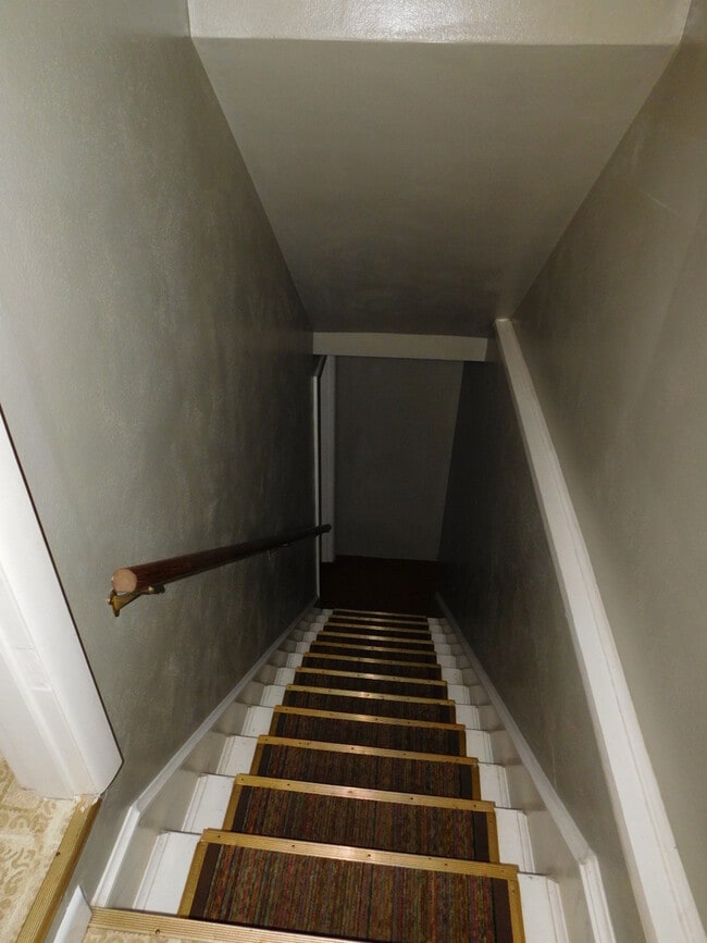 Building Photo - 4Bd/1.5Ba Two Story Home - Available to View!