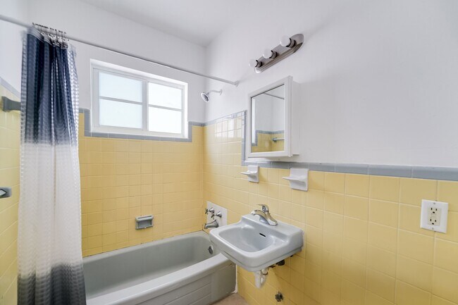 Building Photo - 6930 Rue Versailles Dr