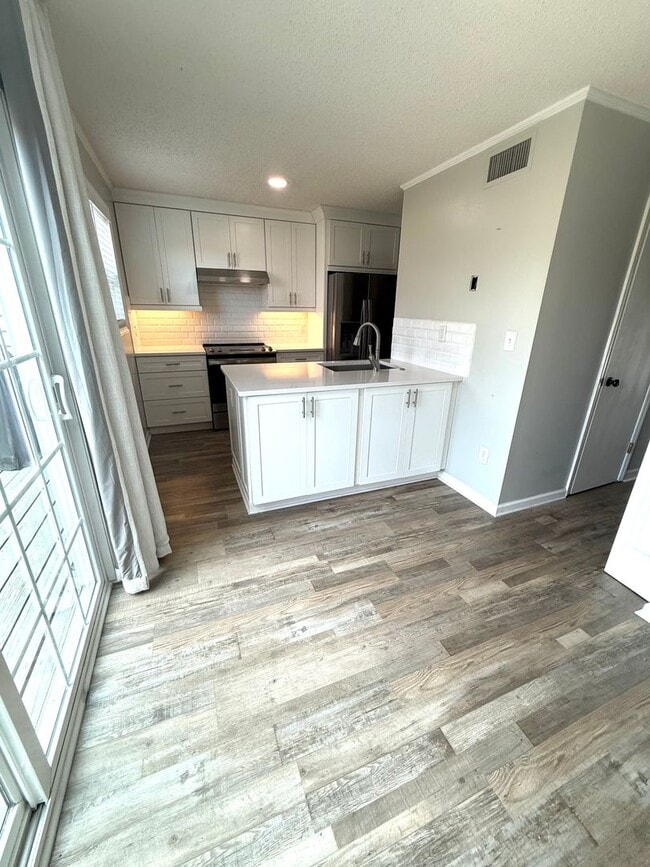 Building Photo - COMPLETELY RENOVATED TOWNHOUSE