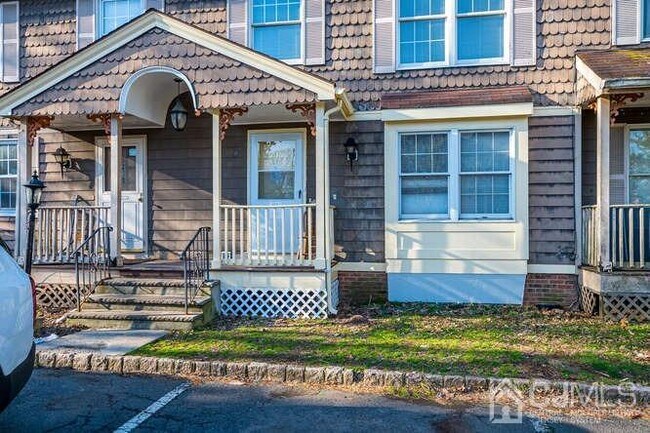 Building Photo - 216 E 7th St