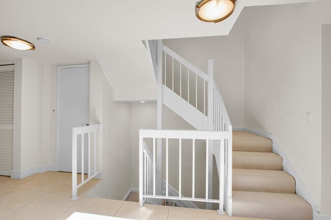 Building Photo - 1222 Hillsboro Mile
