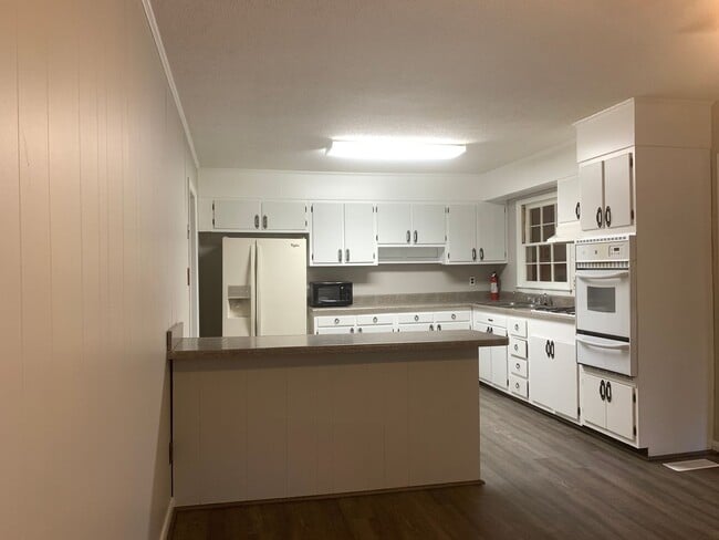 Building Photo - Renovated 3 Bedroom Ranch in Raleigh, Avai...