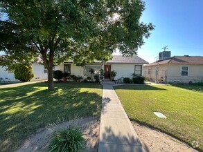 Building Photo - Beautiful Home In SE Bakersfield $1,650 de...