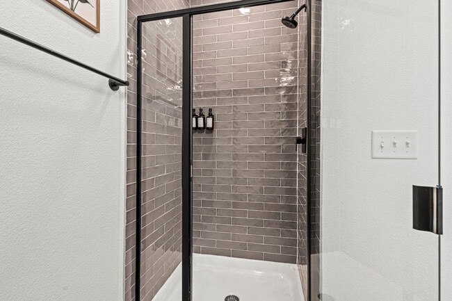 Building Photo - 596 W 9th St