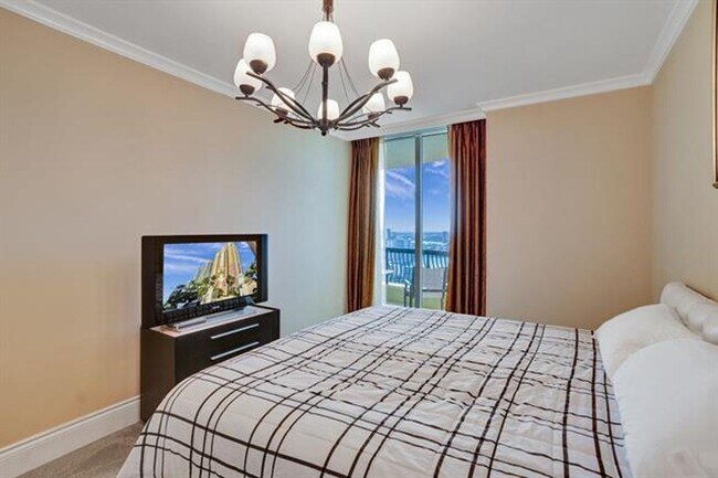 Building Photo - 17875 Collins Ave