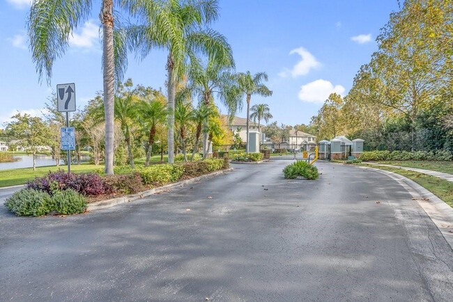 Building Photo - 2050 Park Crescent Dr
