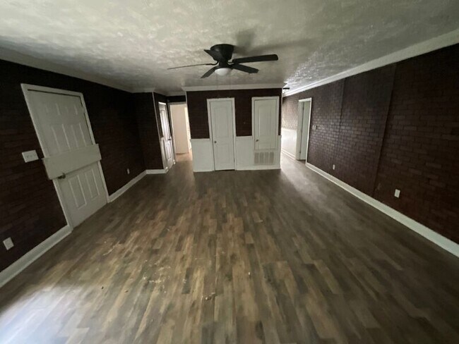 Building Photo - 2843 Comfort St