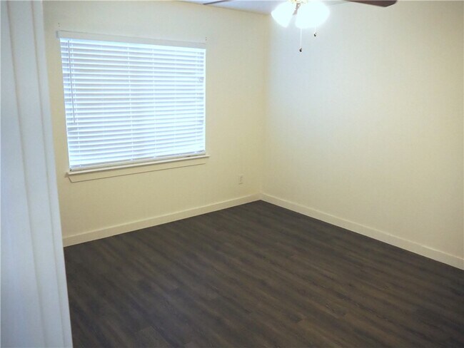 Building Photo - 1200 E 52nd St