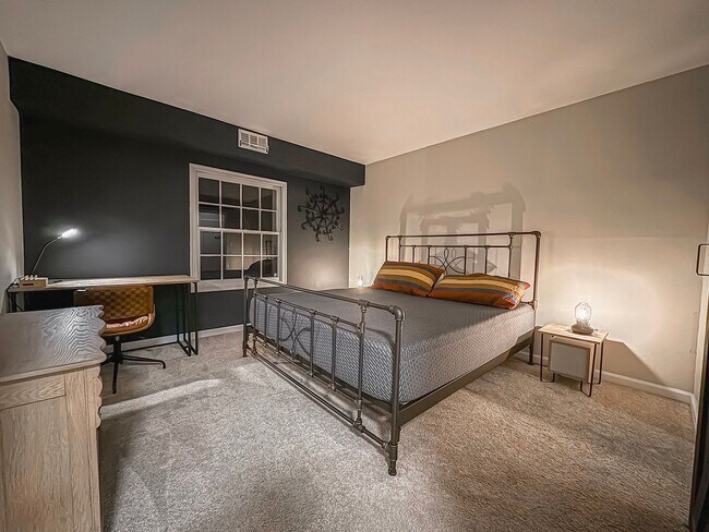 Building Photo - Beautiful Fully Furnished 2 Bed 1 Bath Condo With A Balcony In Desired Cardinal Forest