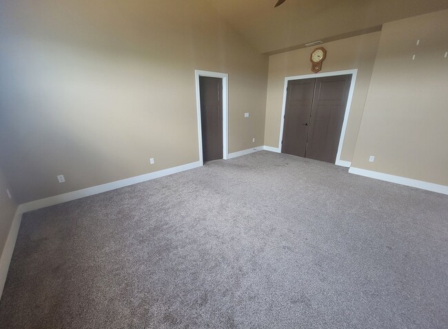 Building Photo - Richland Home with Stunning Views, Comfort...