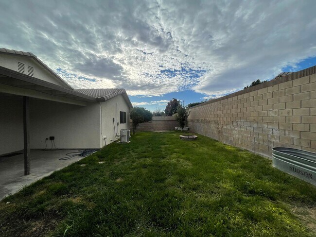 Building Photo - Stylish 3-Bedroom Home with Spacious Backy...