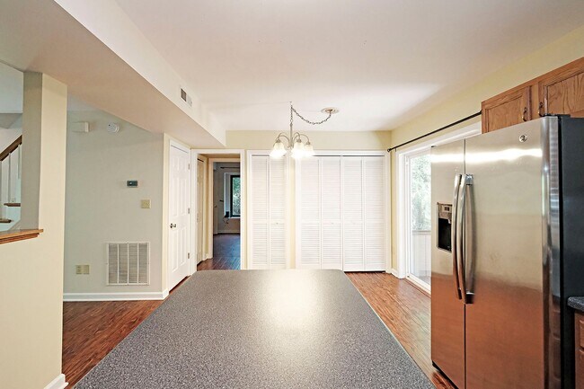 Building Photo - 1011 Highlands Dr