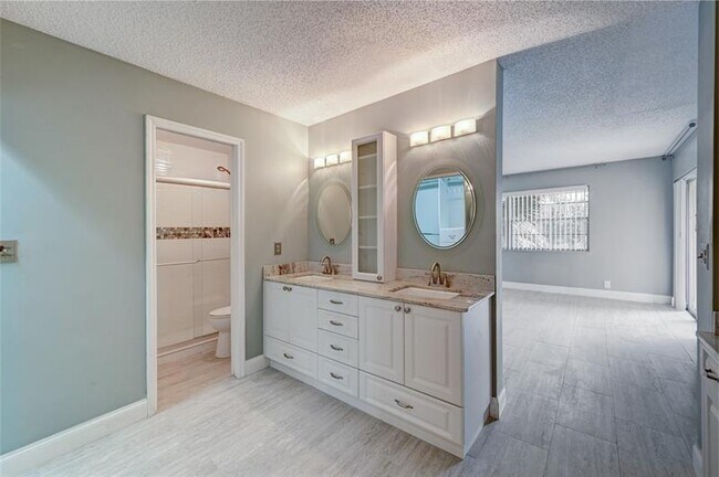 Building Photo - 8760 Azalea Ct