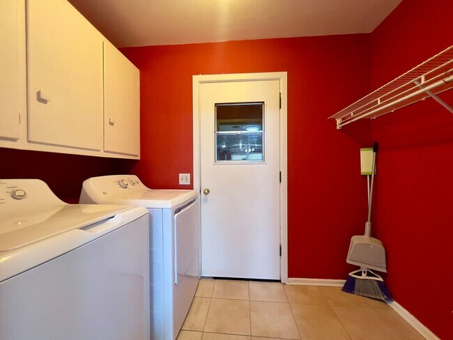 Building Photo - PRE-LEASING for June! Stunning Large 3 Bedroom Home!