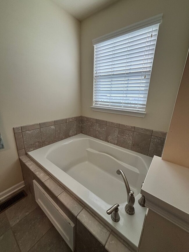 Building Photo - 3 Bedroom Townhome - Available March 1st!