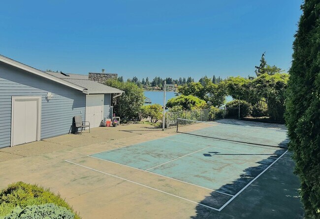 Building Photo - Lakefront Living at Its Best!