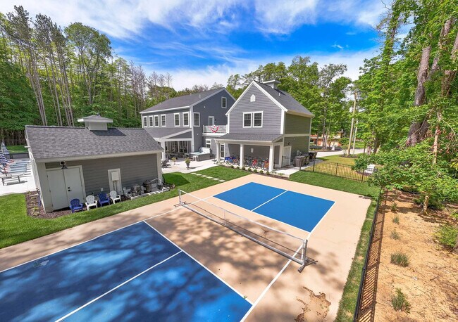 Building Photo - 2171 Lakeshore Dr