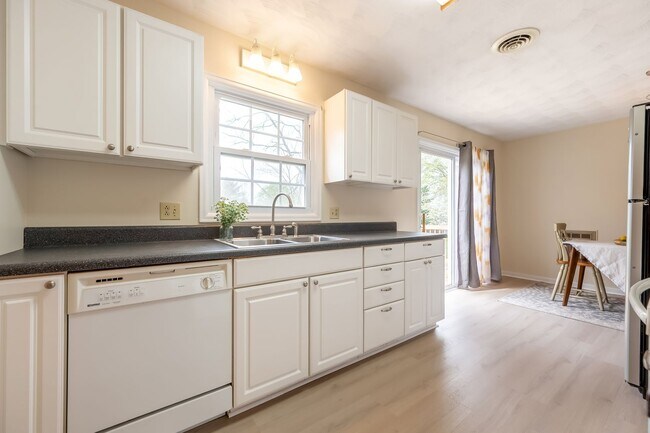 Building Photo - Spacious Ranch Close to Campus