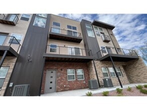 Building Photo - New three-story town home in revitalized I...