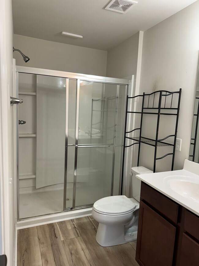 Building Photo - Price & Location!