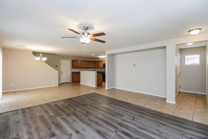 Building Photo - 992 S Hawk Ln