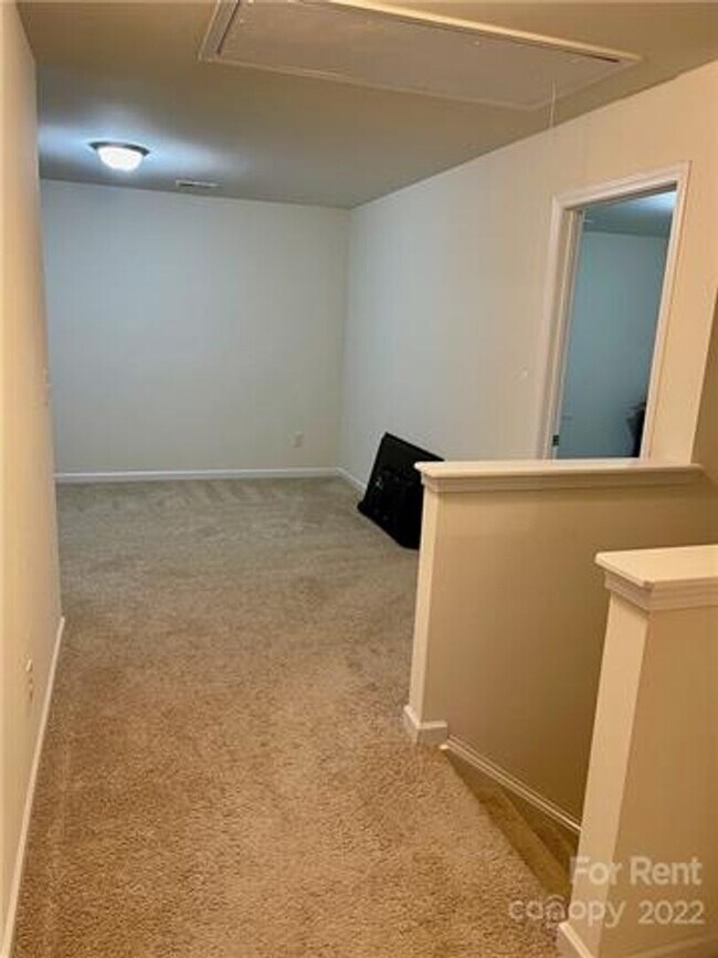 Building Photo - Captivating Single Family Home | 3 BR/2.5BA | 1-Car Covered Parking |In Highland Park