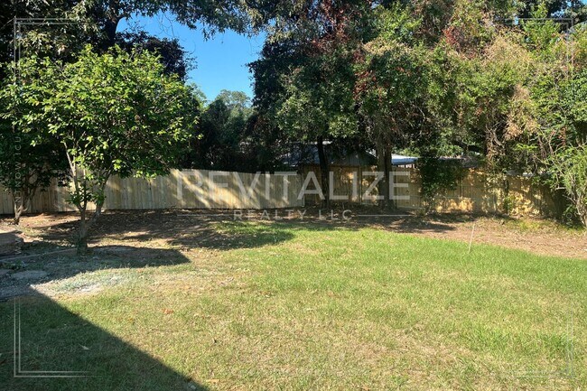 Building Photo - Beautifully Remodeled 4/2 Home in West Mob...