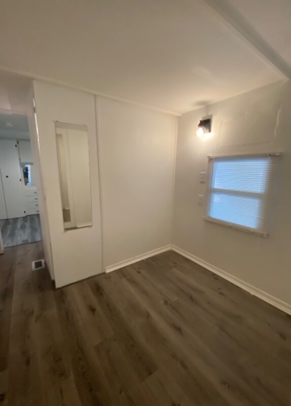 Building Photo - 915 49th Ave Terrace W