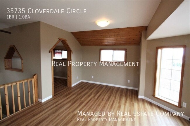 Building Photo - 35735 Cloverdale Cir