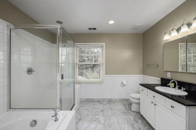 Building Photo - Experience the Charm of a Portland Heights...
