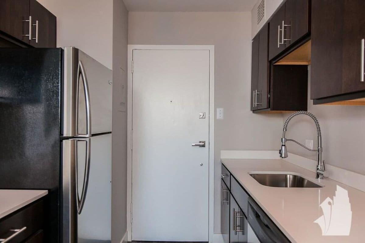 Building Photo - 5600 N Sheridan Rd