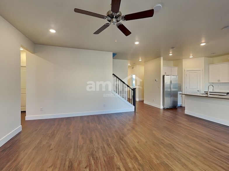 Building Photo - 1064 S Moorside Ave