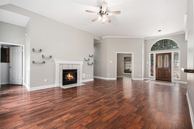 Building Photo - 1813 Oakwood Dr E