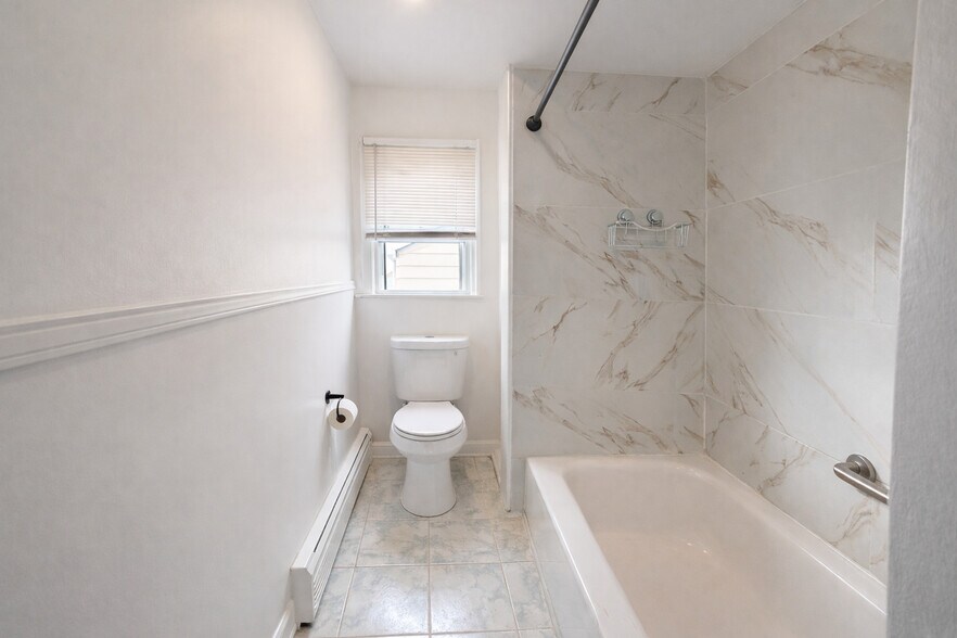 Bathroom w/Tub - 626 Middlesex St