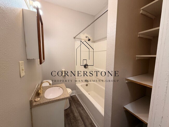 Building Photo - 2 bedroom bungalow. New flooring $795