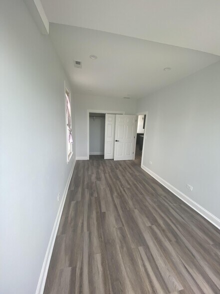 Building Photo - 3840 W Diversey Ave