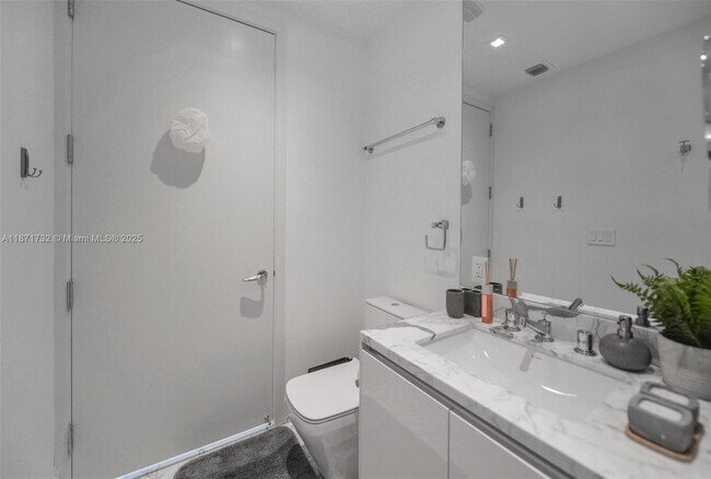 Building Photo - 16901 Collins Ave